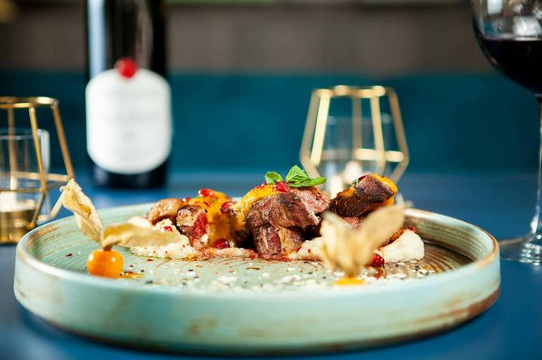 Quels hébergements en Provence offrent des ateliers de cuisine provençale et des visites de vignobles?